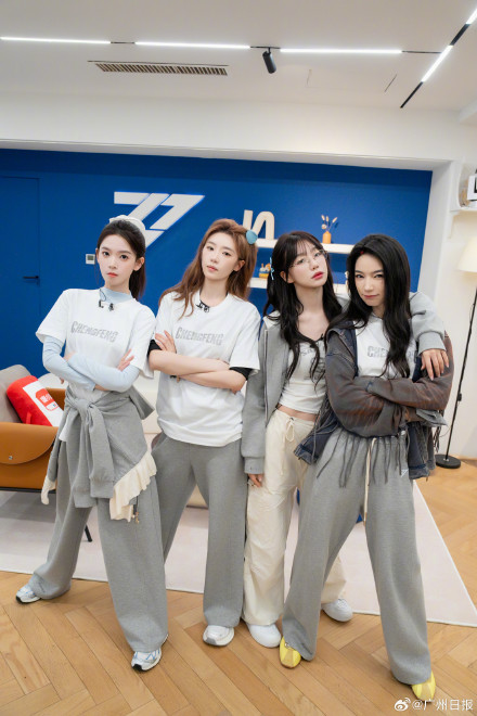 以“无滤之镜”为主题，《乘风2026》今明两晚直播公演