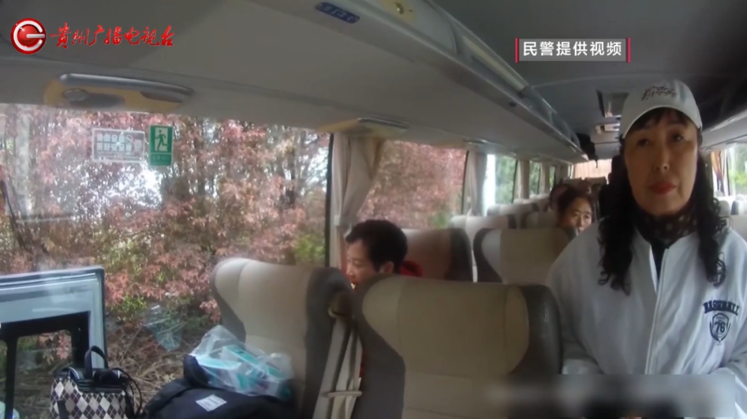 旅游大巴隧道口突然抛锚，白烟直冒！交警及时赶到“暖心”护航