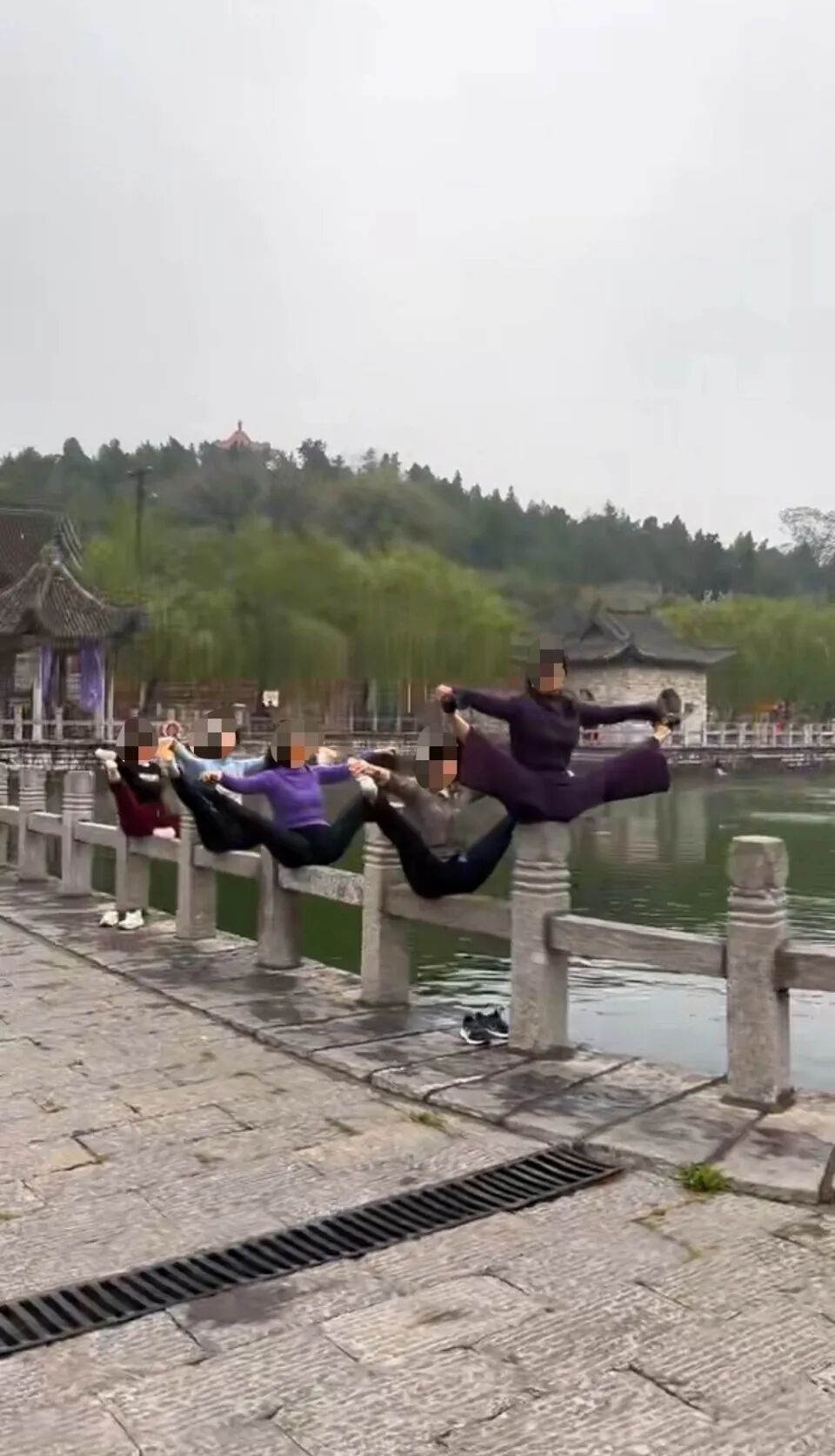 景区内,5名女子集体做这个动作!网友倒吸一口冷气:危险!也不雅观… 景区内,5名女子集体做这个动作!网友倒吸一口冷气:危险!也不雅观…