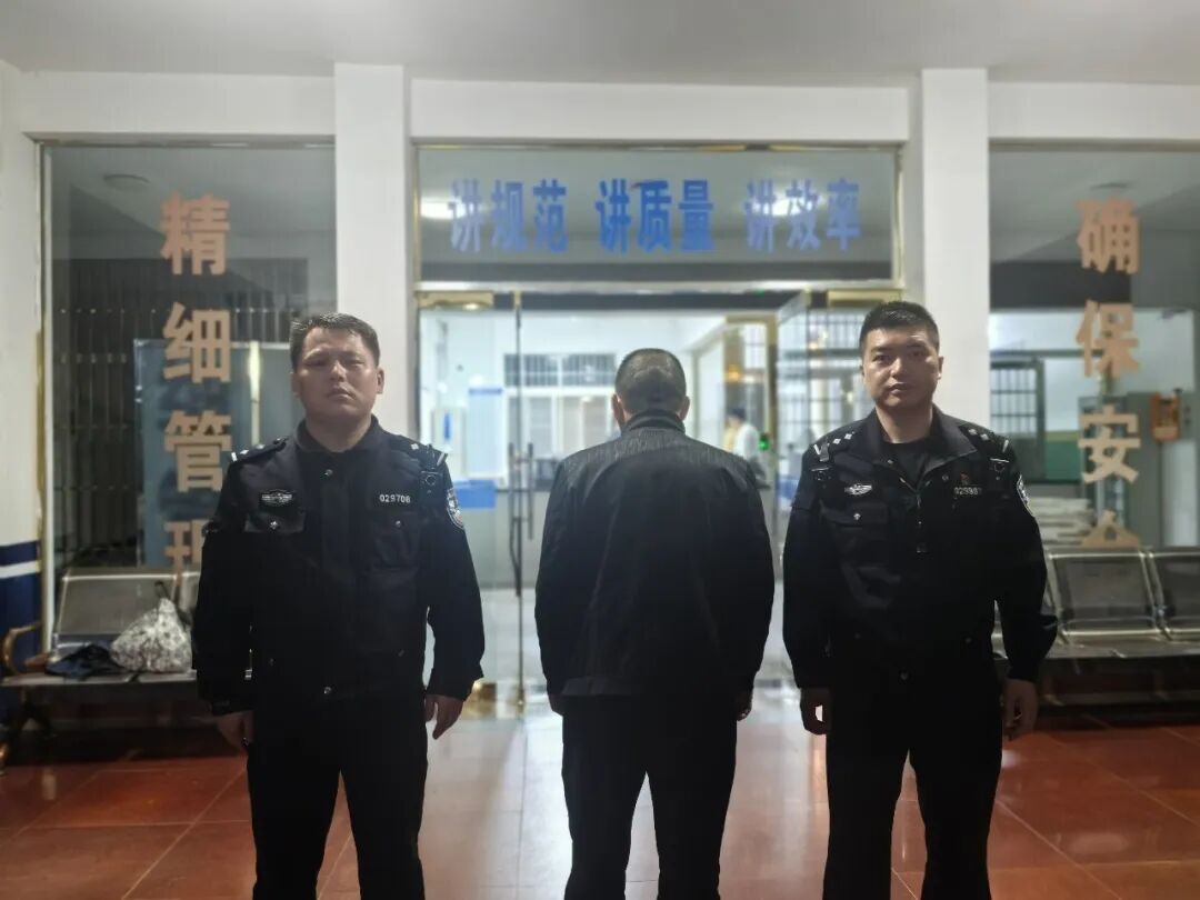 站着也要硬往里塞！19座客车载35人 ，司机已刑拘！