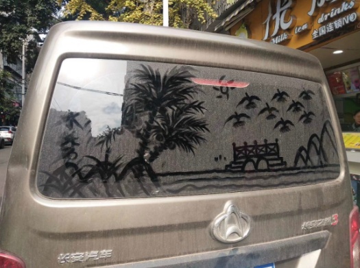 “弯得下腰拾荒，也抬得起手画画”，泸州一奶奶车窗画画惊艳网友，知情人：她很乐观