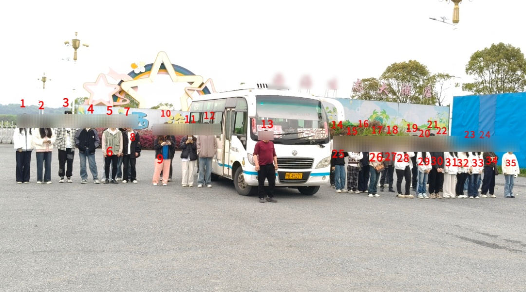 站着也要硬往里塞！19座客车载35人 ，司机已刑拘！