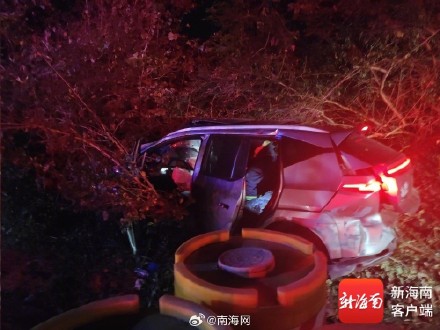 危险!货车与小轿车高速追尾起火 车辆严重变形 危险!货车与小轿车高速追尾起火 车辆严重变形