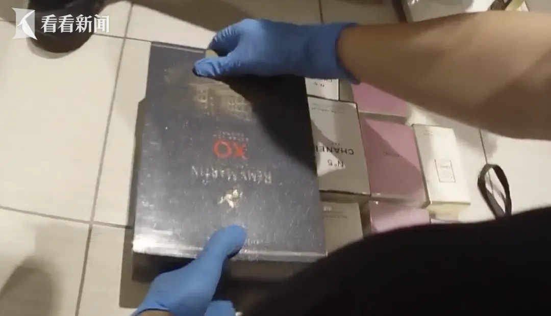 不寻常！男子一连9次乘坐同一邮轮，一天逛十几次免税店，上海民警一查，果然不简单