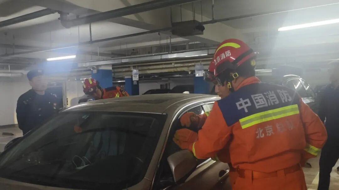 两岁幼童将自己反锁被困车内哭闹不止 大兴消防紧急破窗救援