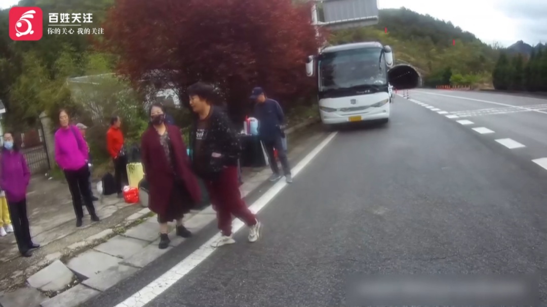 旅游大巴隧道口突然抛锚，白烟直冒！交警及时赶到“暖心”护航