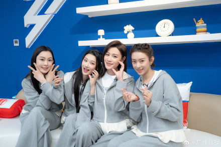 以“无滤之镜”为主题，《乘风2026》今明两晚直播公演