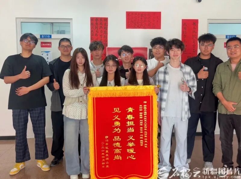 “快，一人拿一个，跟上！”