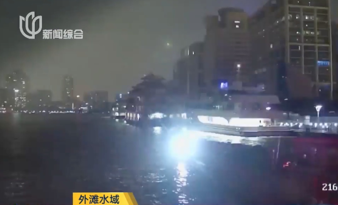 情况紧急！黄浦江外滩水域，千吨货船失控狂飙，冲向码头！公安硬控2公里...