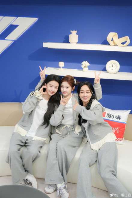 以“无滤之镜”为主题，《乘风2026》今明两晚直播公演