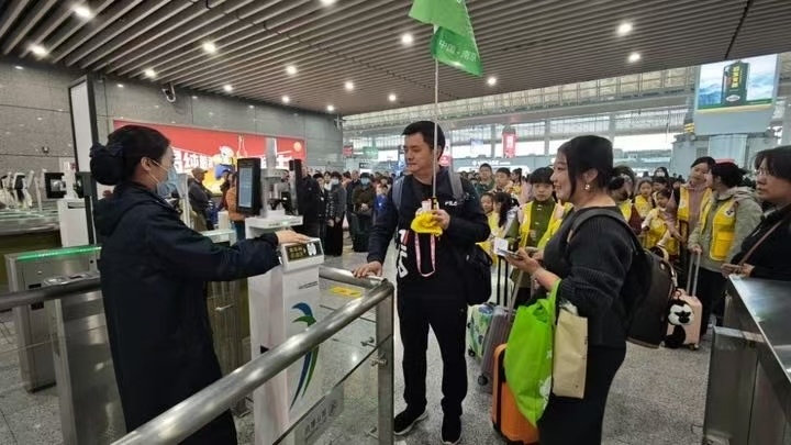 春秋假占用的教学时间如何补回？多省份不动寒暑假“蛋糕”