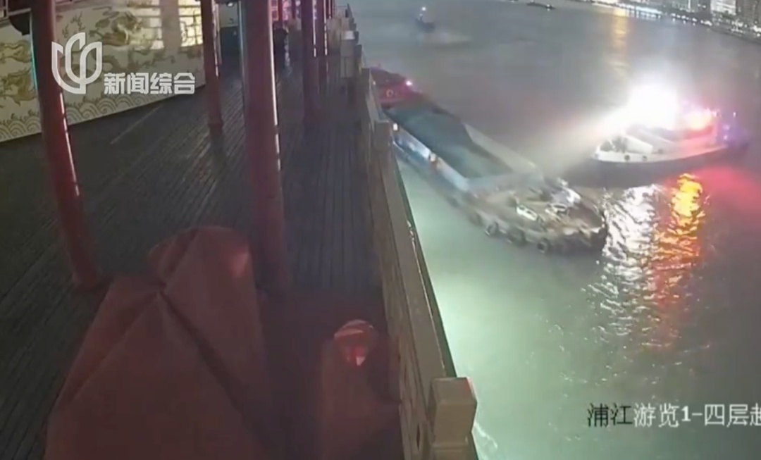 情况紧急！黄浦江外滩水域，千吨货船失控狂飙，冲向码头！公安硬控2公里...