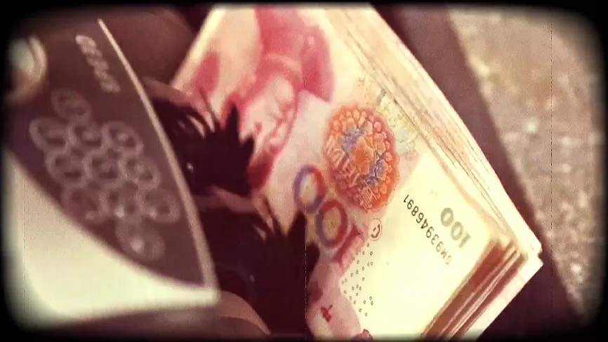 “我不要活了啊！”上海阿婆崩溃，买了近30年的保险全被退！警方：若继续持有价值百万