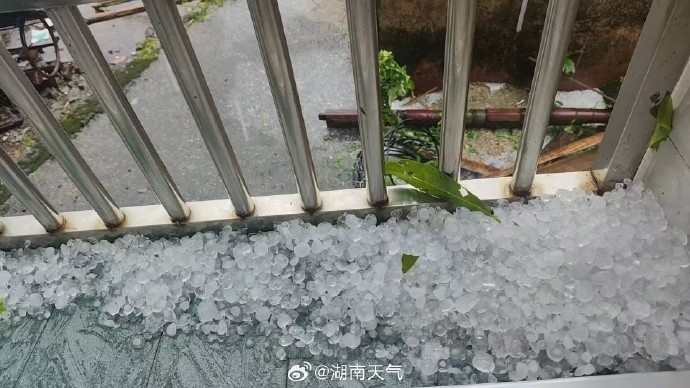 长沙下冰雹了！长沙、常德、岳阳多地遇暴雨、冰雹等强对流天气