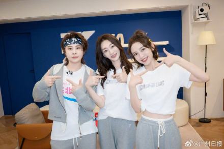 以“无滤之镜”为主题，《乘风2026》今明两晚直播公演