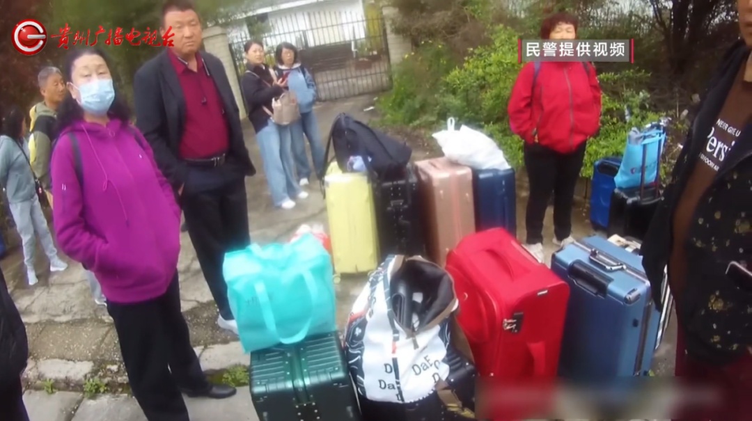 旅游大巴隧道口突然抛锚，白烟直冒！交警及时赶到“暖心”护航