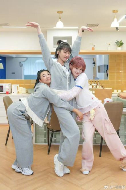 以“无滤之镜”为主题，《乘风2026》今明两晚直播公演