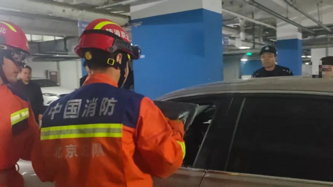 两岁幼童将自己反锁被困车内哭闹不止 大兴消防紧急破窗救援
