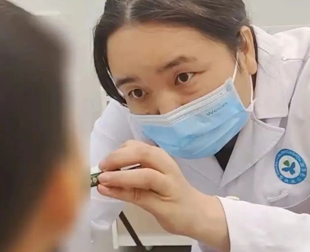 因扁桃体、腺样体肥大，10岁小孩睡觉打鼾 呼吸暂停44次