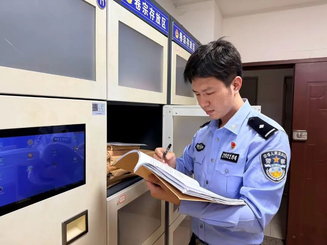 一对母女花4万元买“事业编制”,一个多月过去“编制”不见踪影,警方火速行动 一对母女花4万元买“事业编制”,一个多月过去“编制”不见踪影,警方火速行动