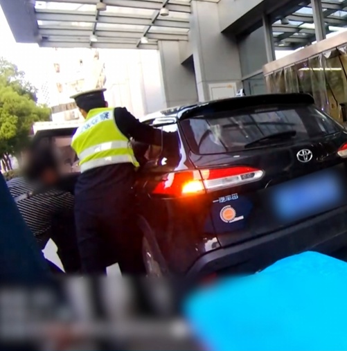 全线警力联动!从高速口到医院,他们10分钟跑赢23分钟 全线警力联动!从高速口到医院,他们10分钟跑赢23分钟