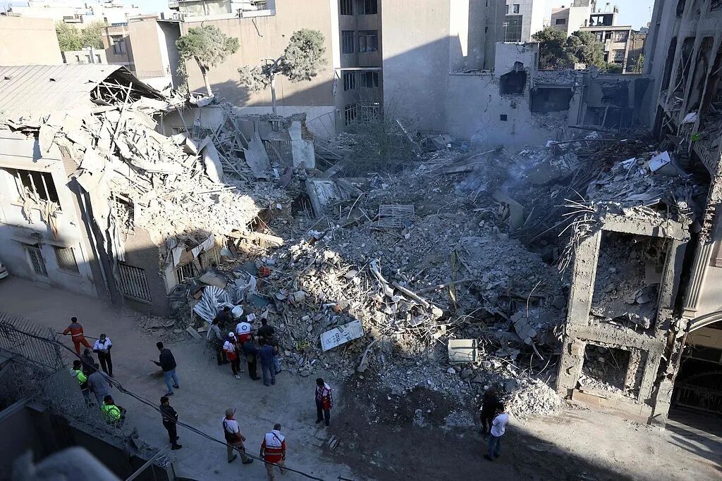 伊朗超7000名妇女儿童受伤,310名师生死亡 伊朗超7000名妇女儿童受伤,310名师生死亡