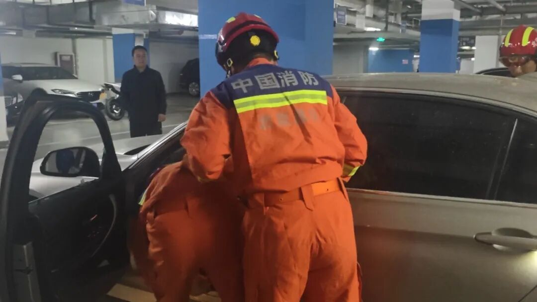 两岁幼童将自己反锁被困车内哭闹不止 大兴消防紧急破窗救援