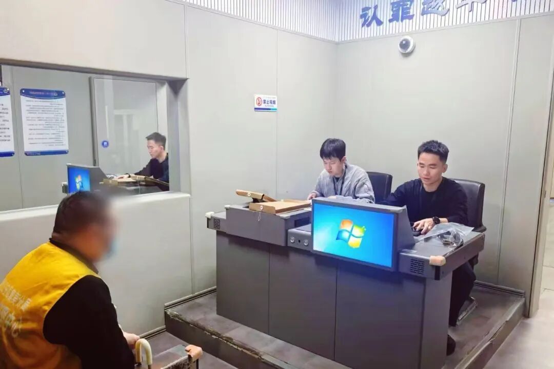 一对母女花4万元买“事业编制”,一个多月过去“编制”不见踪影,警方火速行动 一对母女花4万元买“事业编制”,一个多月过去“编制”不见踪影,警方火速行动