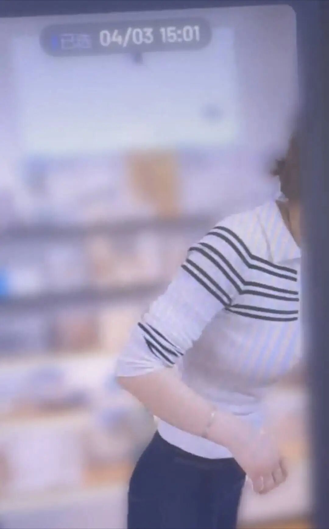 24岁带货女主播直播时突然晕倒，被公司当场辞退！律师：属违法解除劳动关系