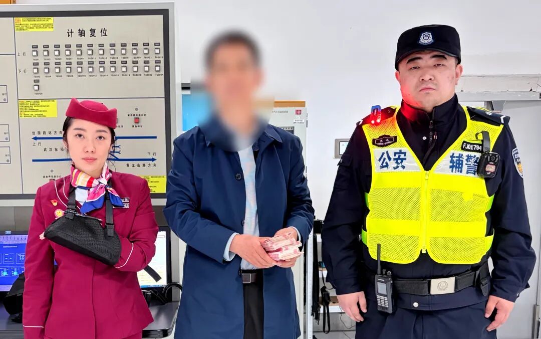 慌了神！事发武汉地铁2号线，5万元现金坐车“跑”了，男子急忙叫人，现场画面传来