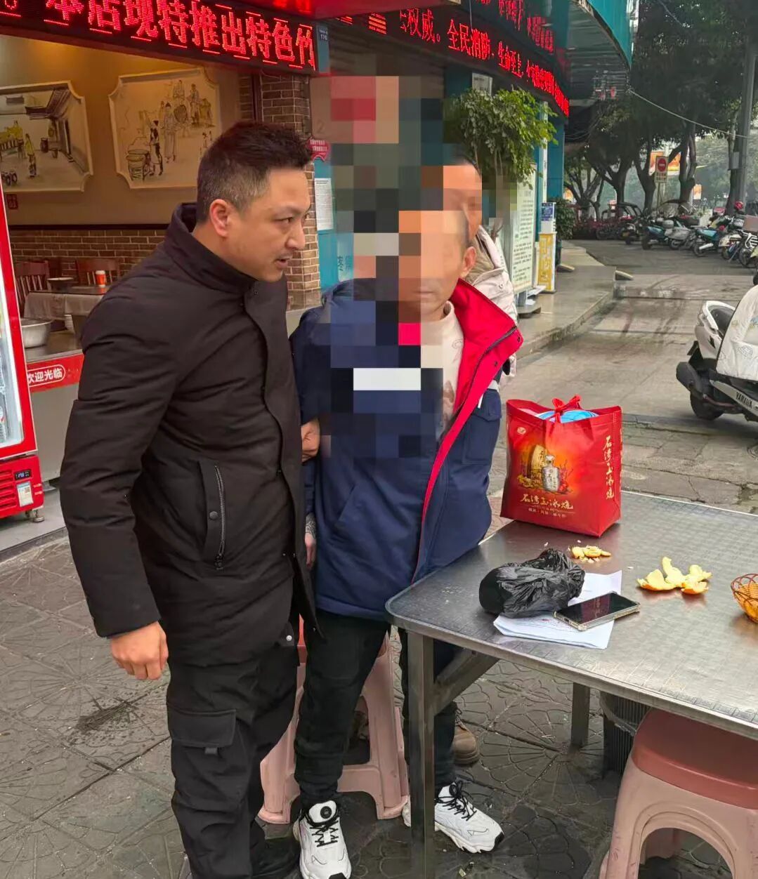 路边纸箱藏有男婴，“好心人”报警反被拘，原来是7万买来的