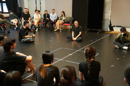 16年后北京人艺再赴香江 冯远征工作坊上光脚示范 16年后北京人艺再赴香江 冯远征工作坊上光脚示范