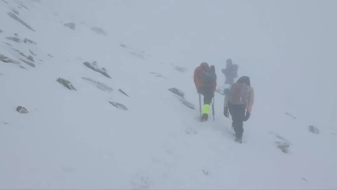独腿男子拄拐攀7座雪山！曾欠债百万，用徒步登山疗愈自卑和怀疑