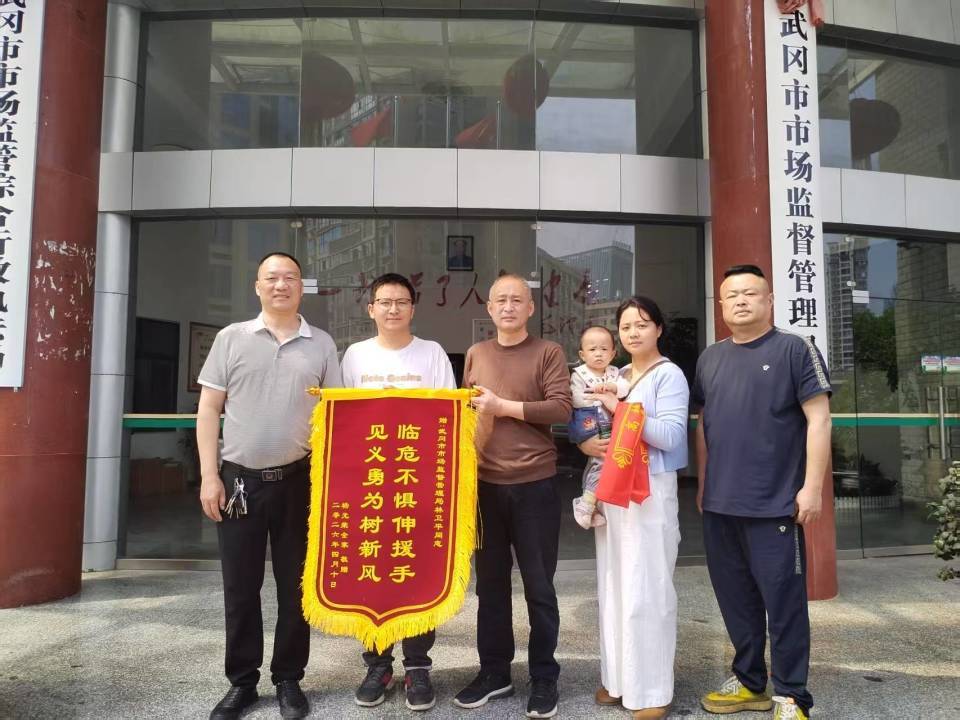 司机操作失误一车辆“四脚朝天”6人被困，邵阳一对夫妻和路人冷静施救