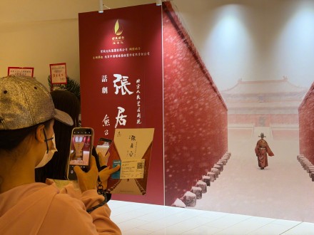 16年后北京人艺再赴香江 冯远征工作坊上光脚示范 16年后北京人艺再赴香江 冯远征工作坊上光脚示范