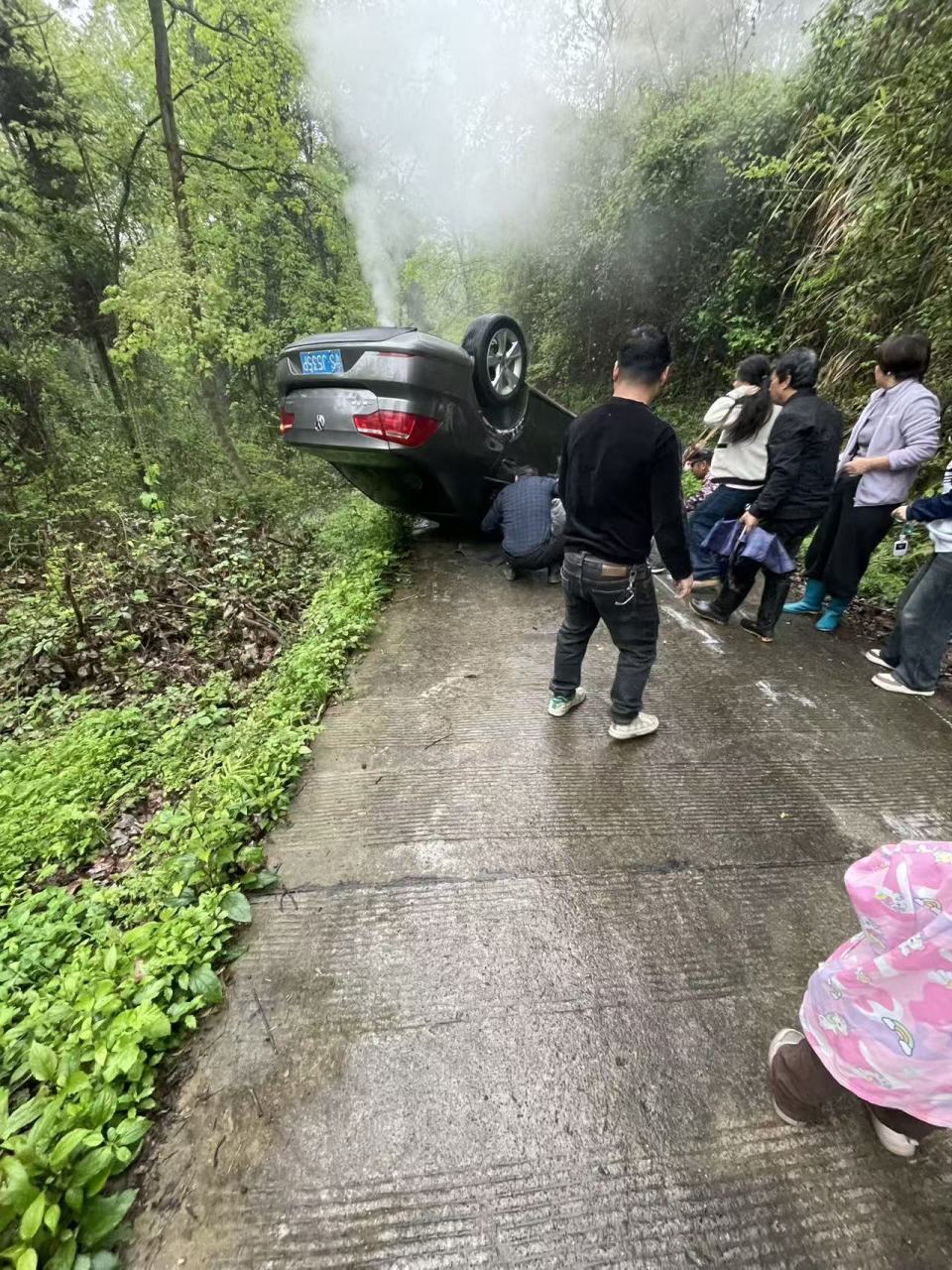 司机操作失误一车辆“四脚朝天”6人被困，邵阳一对夫妻和路人冷静施救