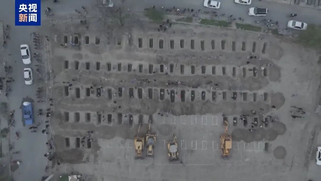 伊朗代表团的飞机上，摆放着孩子们的照片和书包……