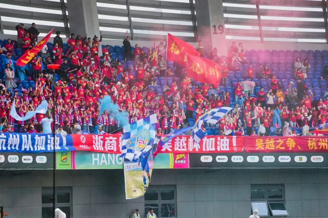 孙杨雨中开球，杭州队2：0拿下吴越杯首胜