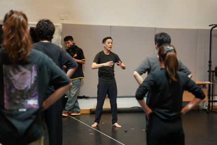 16年后北京人艺再赴香江 冯远征工作坊上光脚示范 16年后北京人艺再赴香江 冯远征工作坊上光脚示范