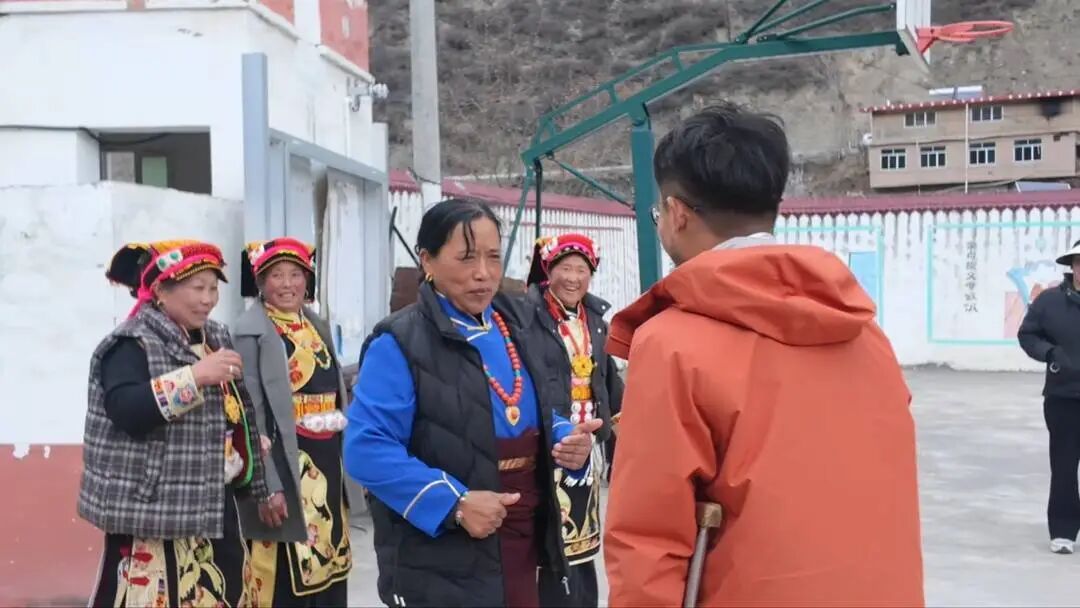 独腿男子拄拐攀7座雪山！曾欠债百万，用徒步登山疗愈自卑和怀疑