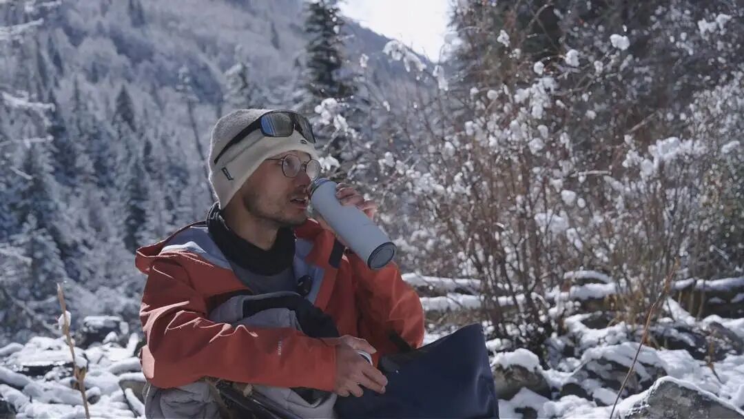 独腿男子拄拐攀7座雪山！曾欠债百万，用徒步登山疗愈自卑和怀疑