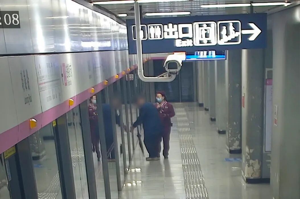 慌了神！事发武汉地铁2号线，5万元现金坐车“跑”了，男子急忙叫人，现场画面传来