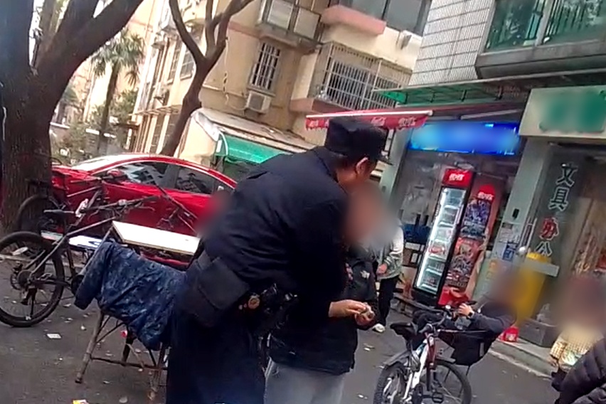 报警电话里全是哭声，民警赶到当场“傻眼”，网友：这调解不容易