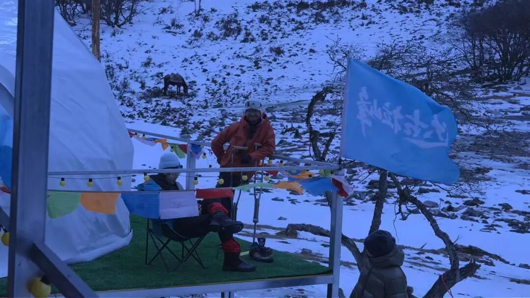 独腿男子拄拐攀7座雪山！曾欠债百万，用徒步登山疗愈自卑和怀疑