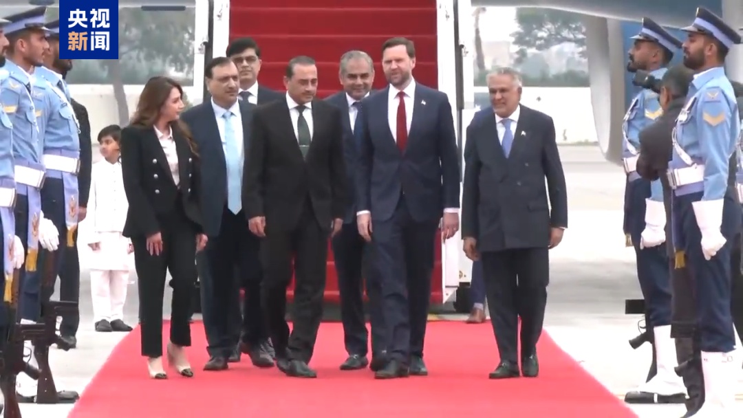 万斯抵达伊斯兰堡画面公开:多名巴方官员迎接,还有孩子鲜花 万斯抵达伊斯兰堡画面公开:多名巴方官员迎接,还有孩子鲜花