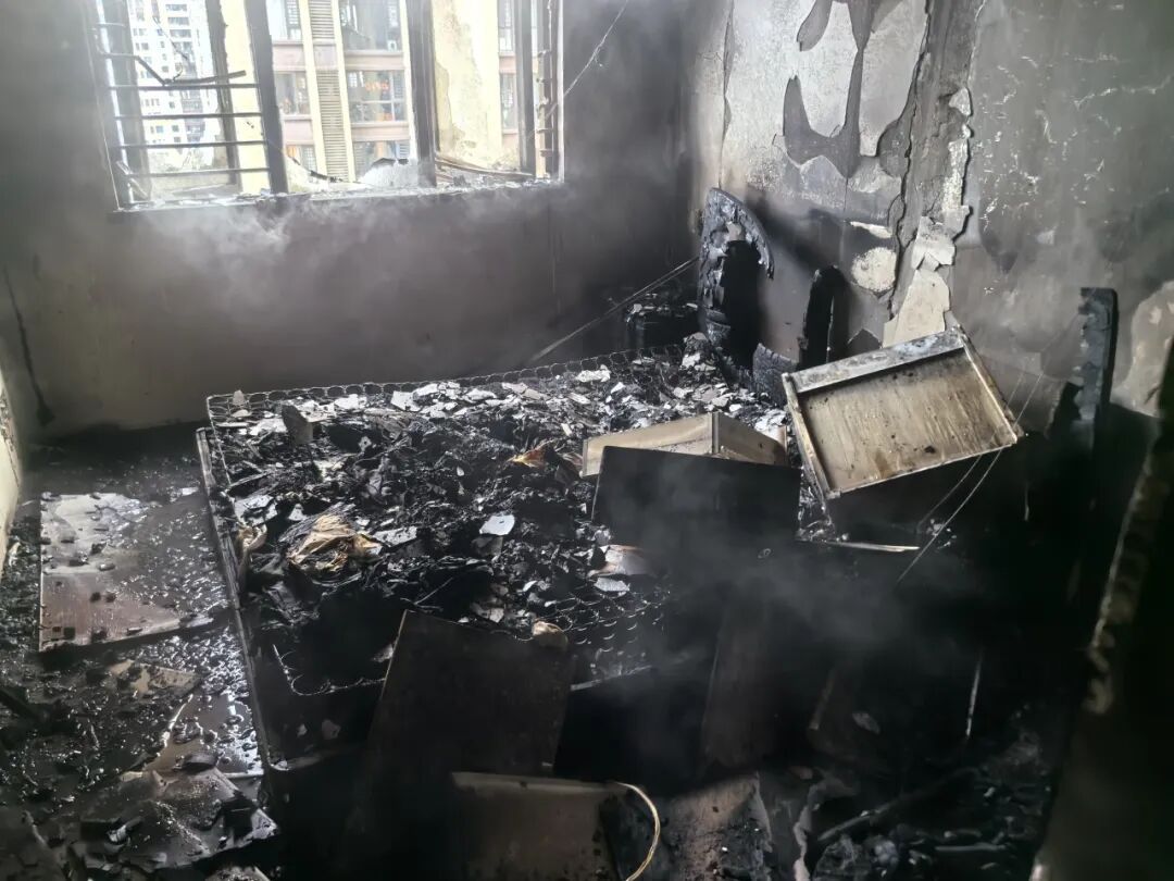 高层住宅突然起火，母女俩靠这招成功保命→