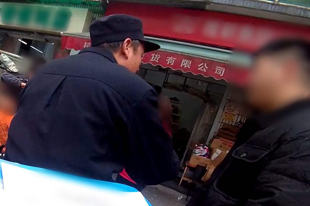 报警电话里全是哭声，民警赶到当场“傻眼”，网友：这调解不容易