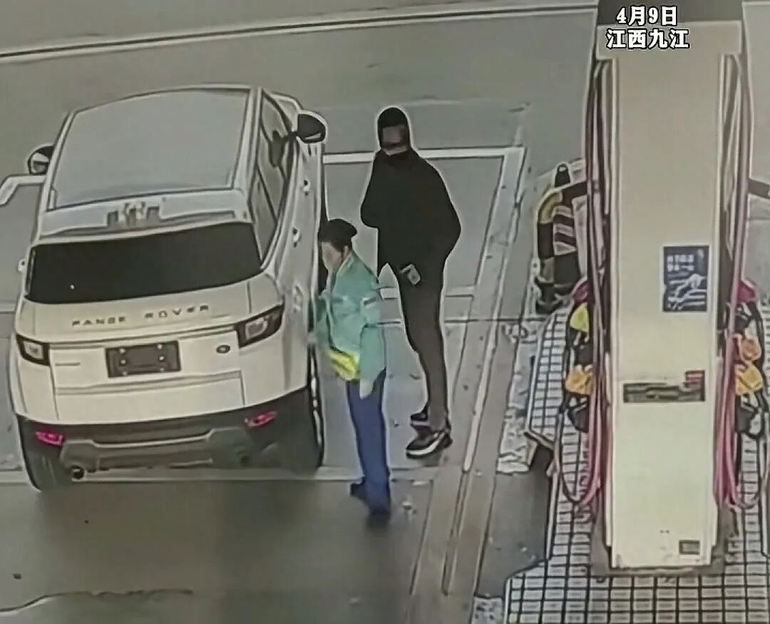 男子开无牌路虎加油500元后逃单，工作人员跑步追赶未果！江西警方发布警情通报