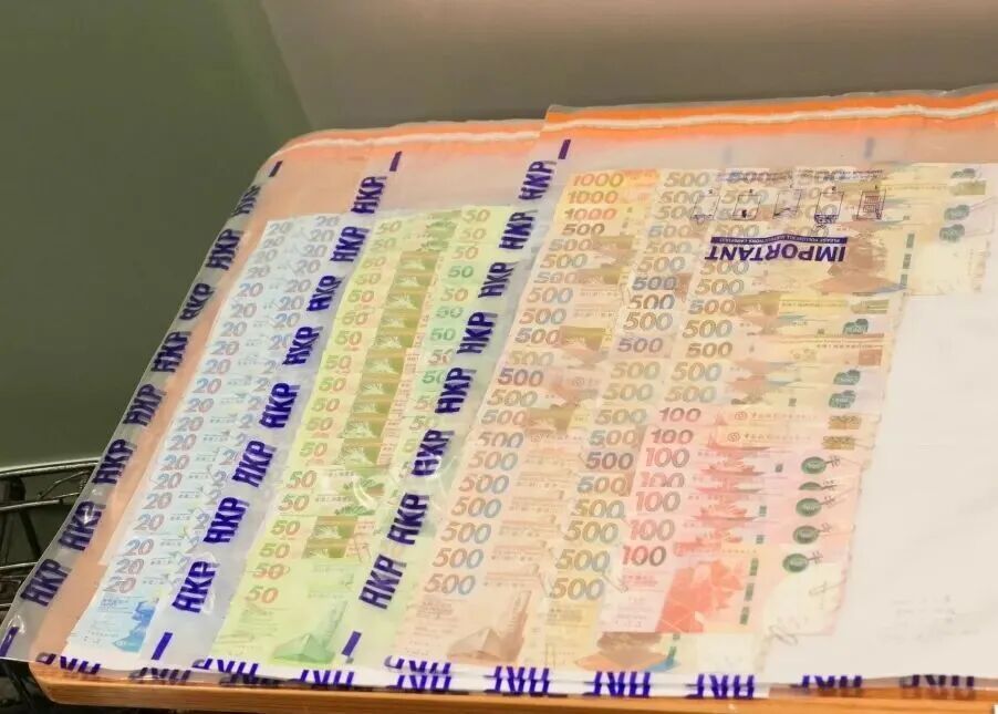 香港一男子持气枪抢银行，抢走35000港元后骑自行车逃走，警方于案发后一个半小时内截停涉案男子