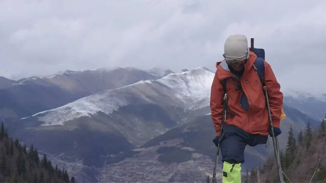 独腿男子拄拐攀7座雪山！曾欠债百万，用徒步登山疗愈自卑和怀疑